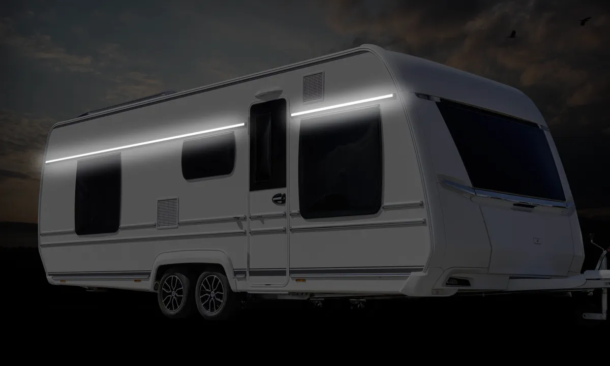 Caravane Fendt avec bandeau LED allumé en façade