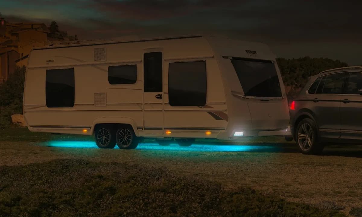 Caravane Fendt éclairée par des LED sous le plancher