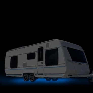 Caravane de nuit, éclairage bleu sous le plancher